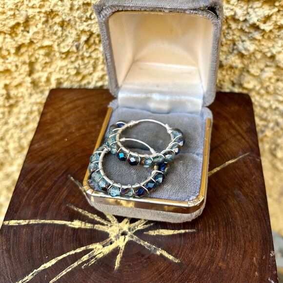 Vintage Hoop Earring in Sterling Silver with Aurora Borealis Beads - Picture 6 of 8